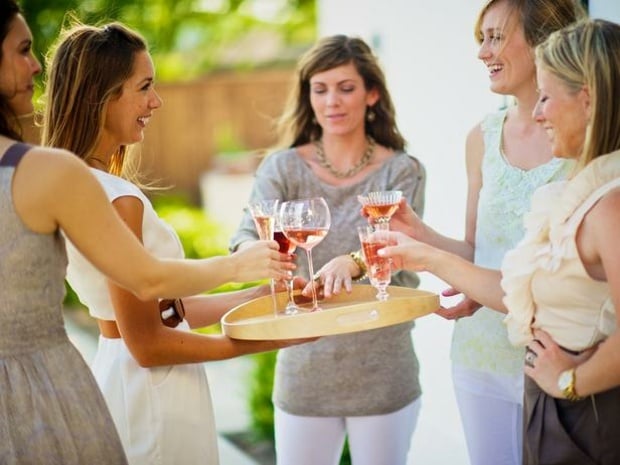 Verlobung feiern Freundinnen einladen Ideen Organisation