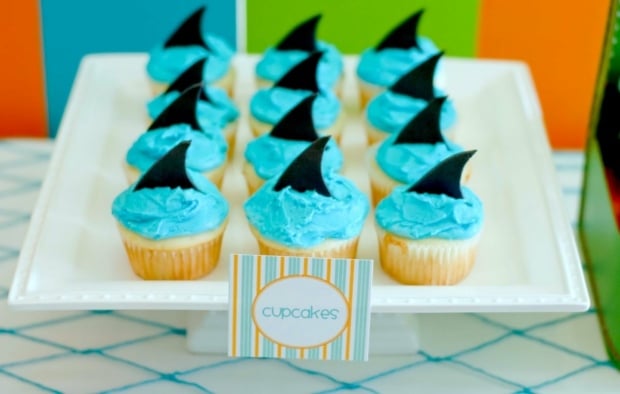 Haifisch Cupcakes Geburtstag im Sommer Kinder feiern coole Idee