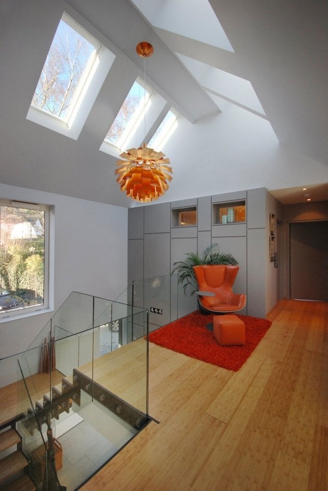 Haus mit satteldach-modern innenraum gestaltung glasgeländer treppenhaus-lampe