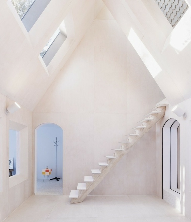 Baumstamm weiße Treppe zweistöckiges Haus Dachfenster