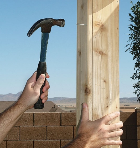 Pergola bauen holz kolonne nägel hammer werkzeug