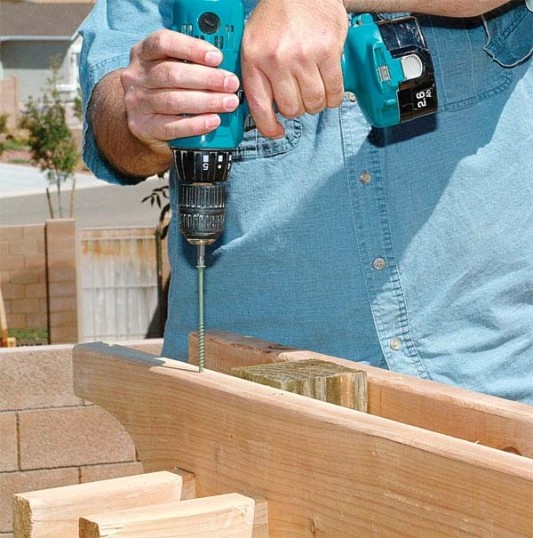 Holz Pergola bauen löcher bohren sorgfältig arbeiten 