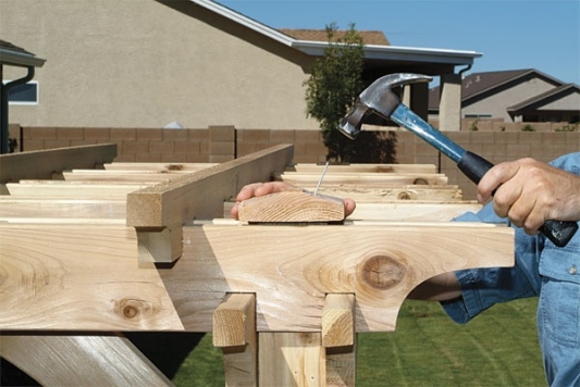 Holz Pergola bauen selber machen hammer werkzeuge benötigen 