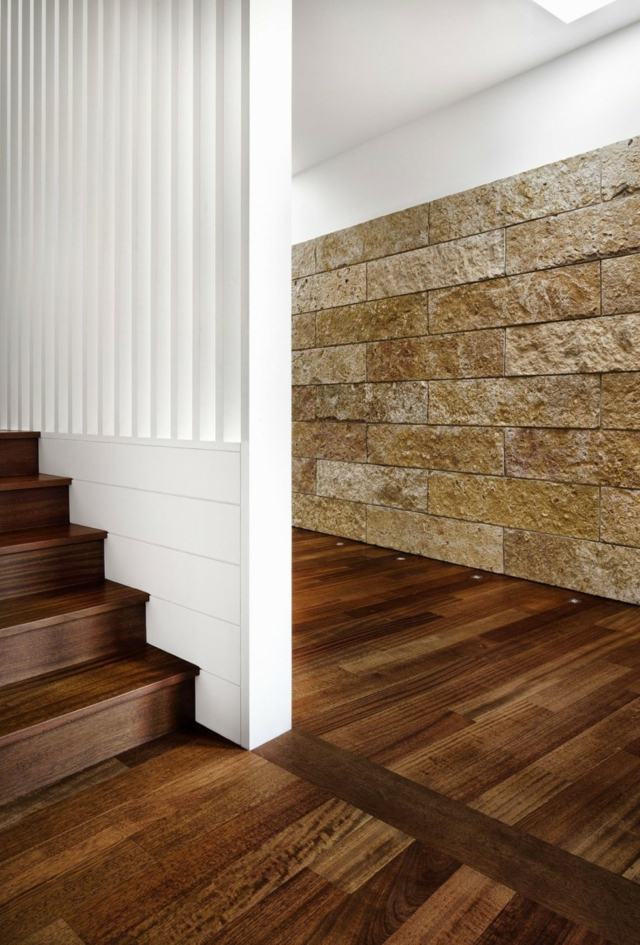 Wandfliesen weiße Decke Treppengeländer Kontraste Naturmaterialien