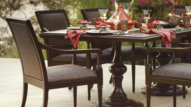 Holzstühle Garten Tisch Geschirr Tafeldeko klassischer Stil Holzmöbel