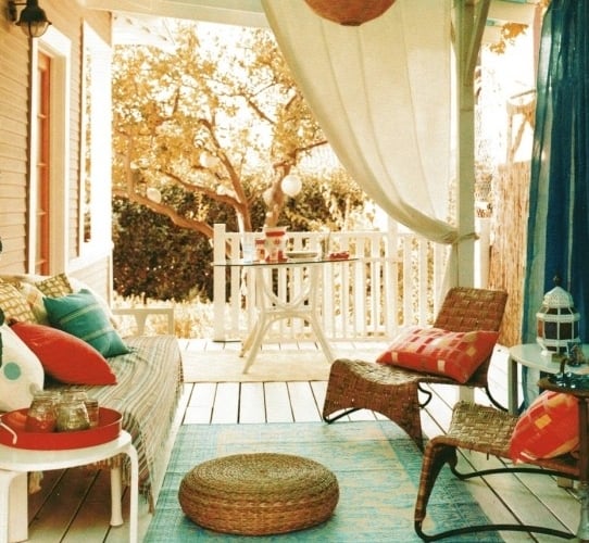 Ideen-für-Balkon-veranda-helle-farben-erdtöne-verwenden-dekoration