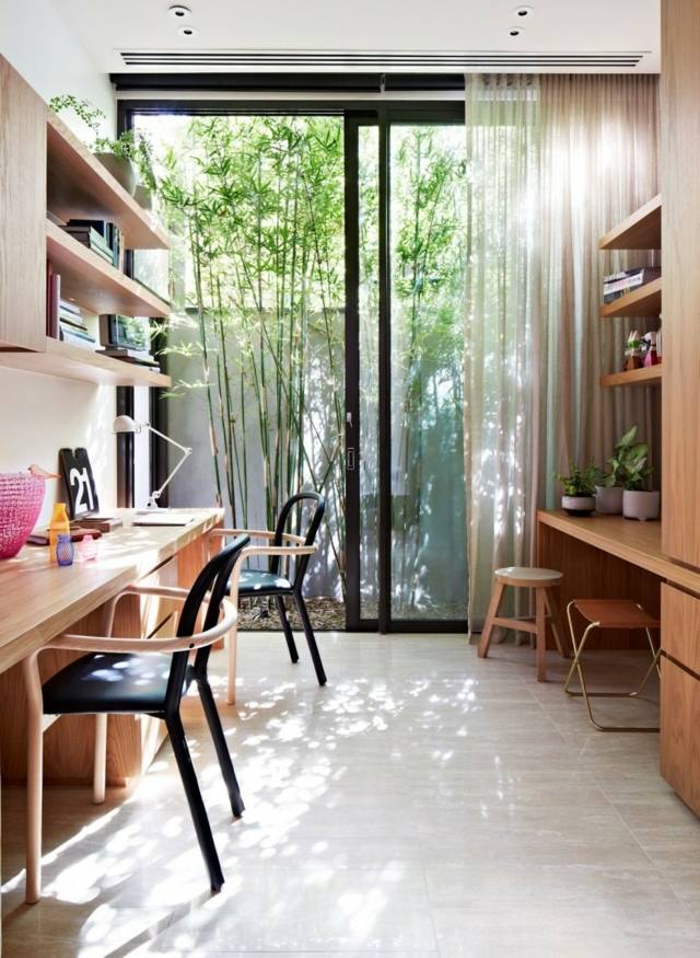 Glas Schiebetür hohe Bambus Pflanzen moderne Einrichtung