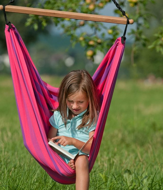  Mädchen Hängematte lesen im Freien Rasenfläche