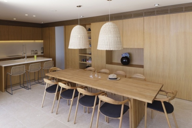 modern Küchenraum Einrichtungsideen Schranksystem Türe ohne Griffe-Lampen geflochten