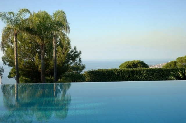 villa am hang mit Garten mit infinity-pool von francis-landscapes