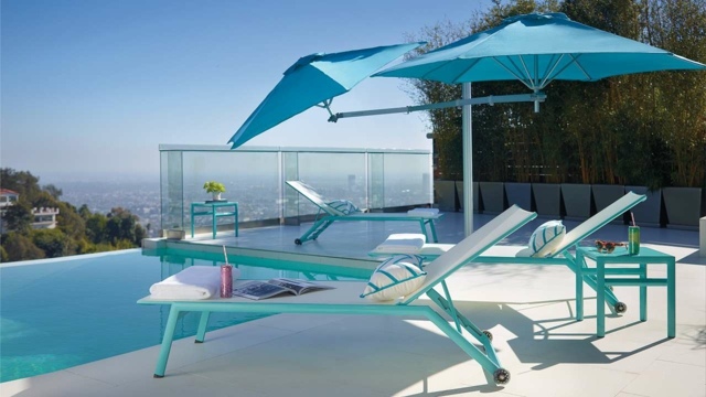 Liegestuhl Metall blaue Farbe Rollen Sonnenschutz Sonnenschirme Terrasse Gartenpool