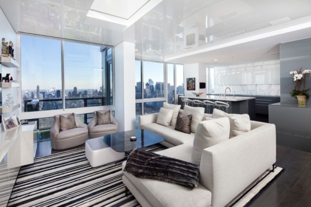 Loft-Stil Wohnbereich gestreift-teppich-schwarz-weiß kontrastierende möbelfarben