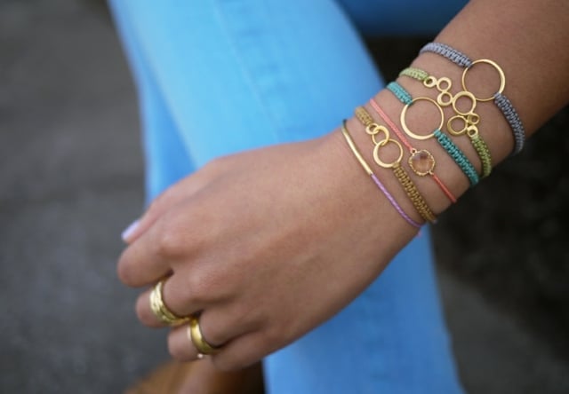 Armband Ringe goldene Details Jeans Alltag Outfit