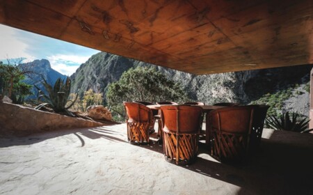 Massivbau Haus Terrasse offene Bauweise Sonnendach Rattan Möbel