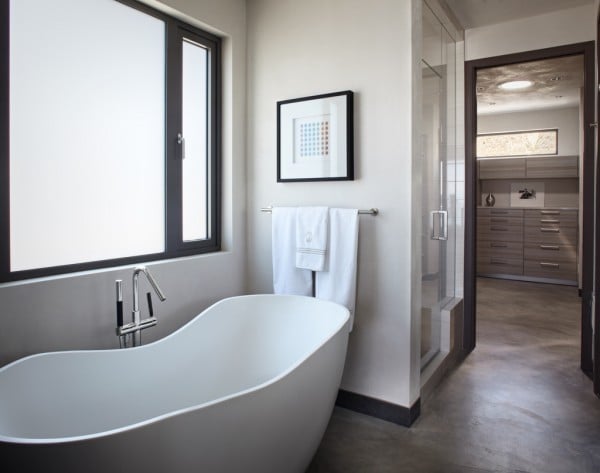 Modernes badezimmer geräumig badewanne tücher weiß ideen