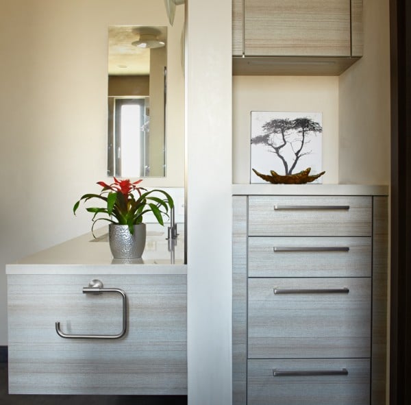 vase silber elemente händegriffe weiße glänzende oberflächen badezimmer