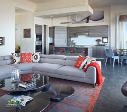 Modernes-Passivhaus-wohnbereich-lounge-sofa-küche-essbereich-grau-weiß