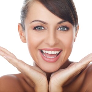 Mundgeruch-Ursachen-frau-perfekt-mundhygiene-zahnpflege-ergebnisse