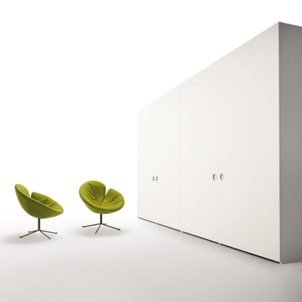 Möbel design puristisch weiß kleiderschrank grün armlehnsessel