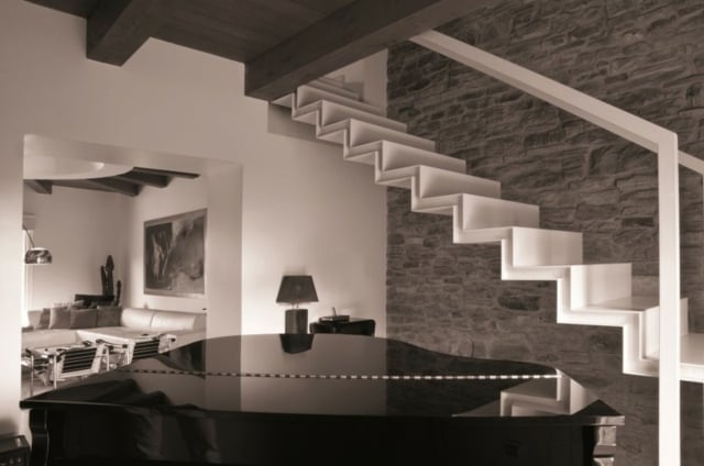 Treppe Wohnzimmer modern gestalten schwarz weiß