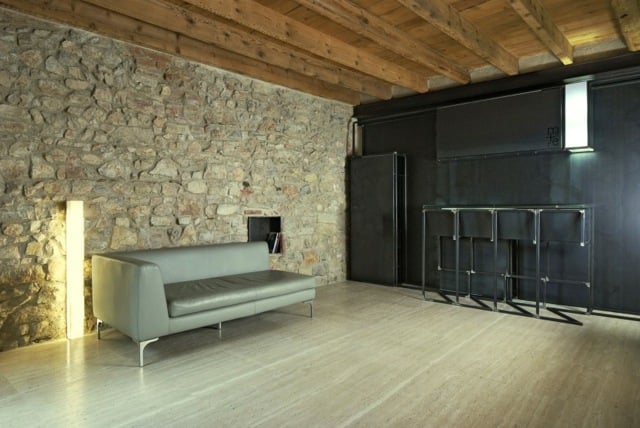 Holzboden Wand dunkle Farbe Bodenleuchte Deckengestaltung