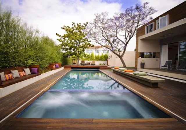 Pool Garten exotische Gestaltung Ideen hohe Bäume Holzboden