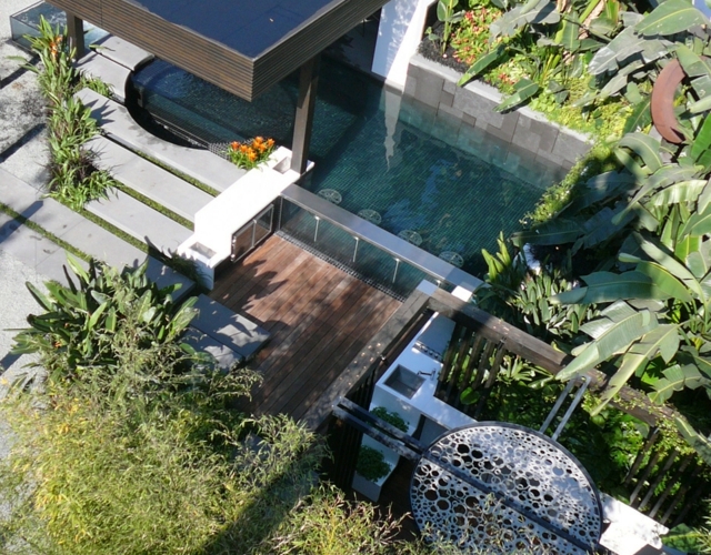 Pool Sichtschutz Dach hohe mehrjährige Stauden Garten gestalten