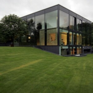 Rasenfläche Glas Metallhülle Haus minimalistische Architektur