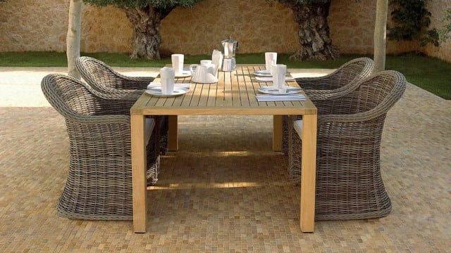Rattan Stühle Eichenholz Tisch Gartenmöbel Ideen hell Bodenbelag