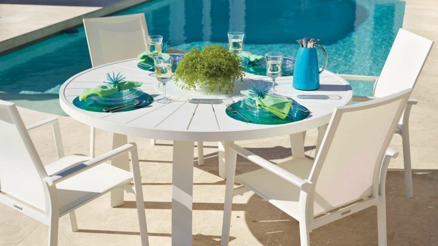 Rundtisch weiß Stühle Sommer Sonne Pool Geschirr Teller Kunststoff