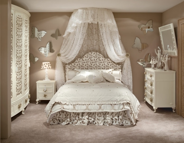 Schlafzimmer Doppelbett neutrale Farben Schmetterlinge Kommode weißer Schrank