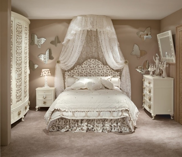 Schlafzimmer Doppelbett neutrale Farben Schmetterlinge Kommode weißer Schrank