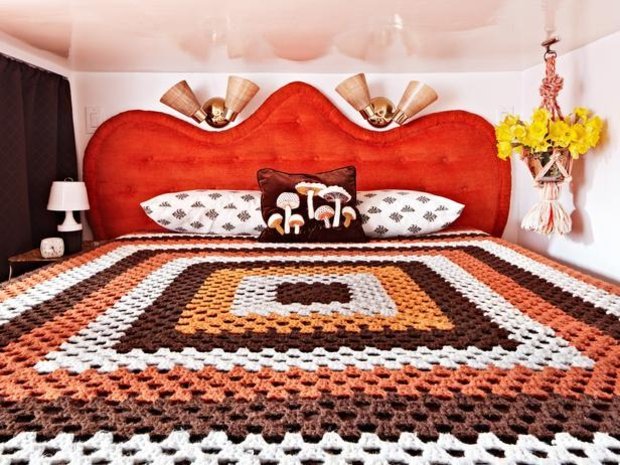 Doppelbett retro Wohnstil kräftige Farben Bett Kopfteil