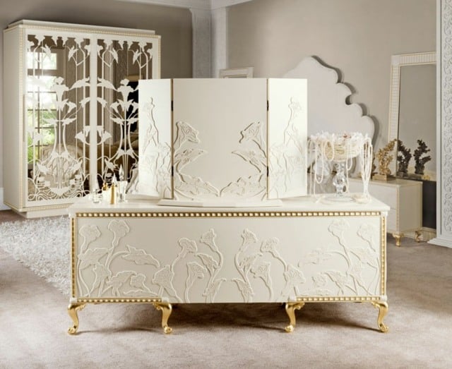 Schlafzimmer Einrichtung Jugendstil weißes Bett goldene Ornamente Kleiderschrank