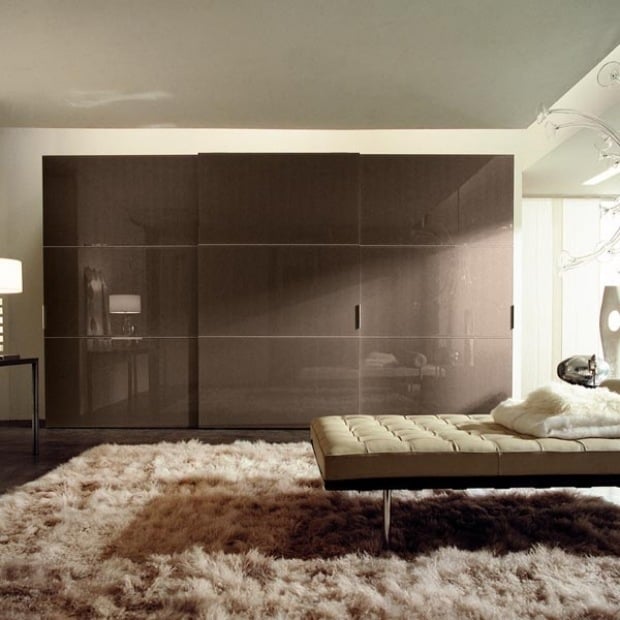 Schlafzimmer Kleiderschrank-Hochglanz effekt Beige shaggy Teppichboden 