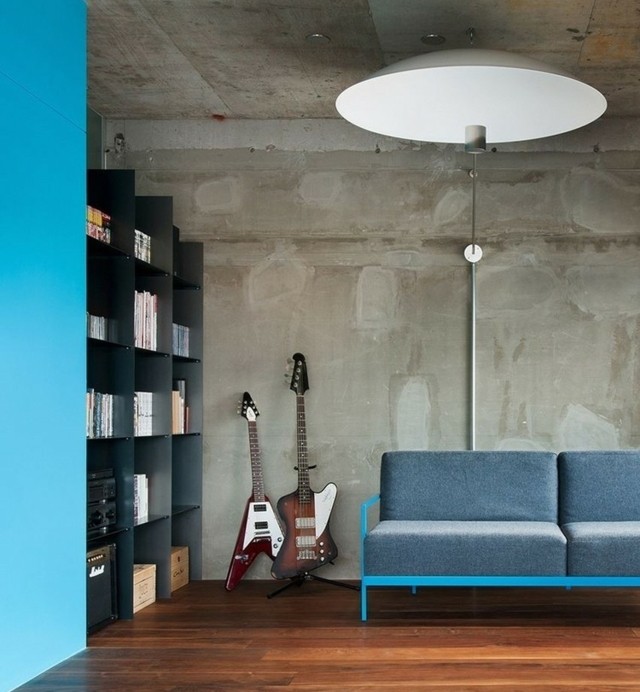 Wohnzimer blaues Sofa Bücherregal weiße Farbe schönes Design