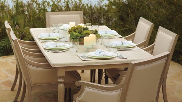 Sitzecke im Garten Essplatz gestalten klassisch Tafel Geschirr Stühle beige