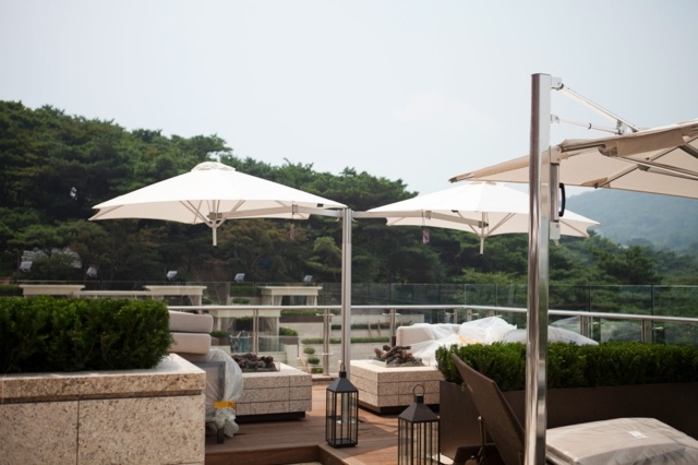 Dachterrasse Cafe Luxus pur Gestaltung Ideen Rattan Möbel