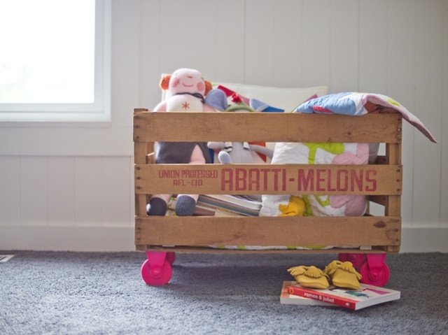 Kinderzimmer alte Holzkiste Rollen rosa Farbe streichen