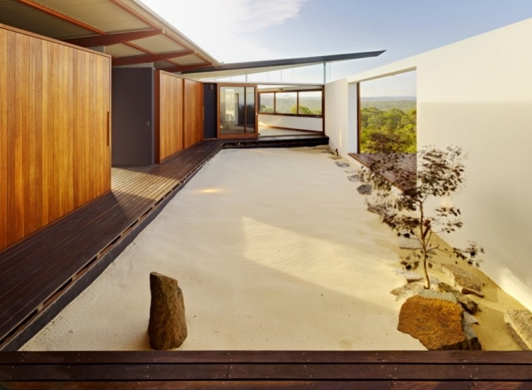 Steingarten-anlegen-Innenhof-moderne-Architektur-japanischer-Ahorn-Sand