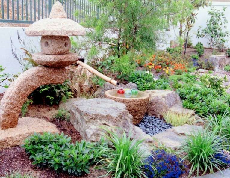 Steingarten-anlegen-japanische-Gartengestaltung-Idee-Gartenbrunnen-DIY