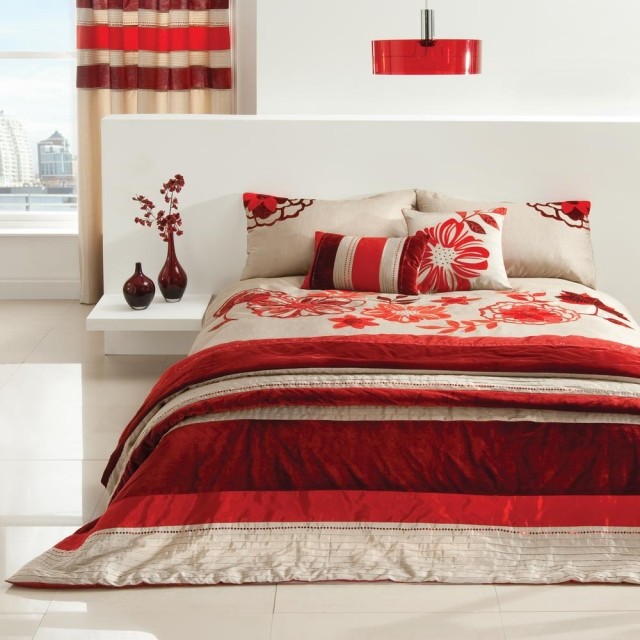 rot weiß farben deko vasen stilvoll romantisch blumen muster