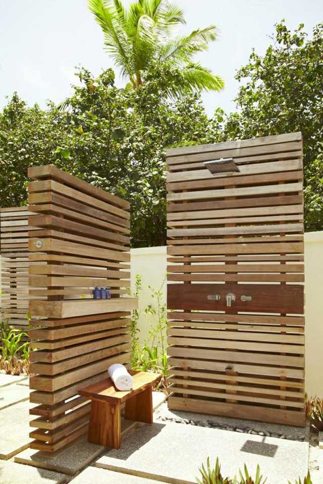 moderne Gartendusche Holzwand Steinplatten Bodenbelag