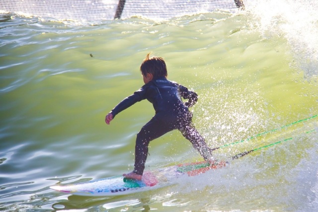 Surf-Wellenreiten für Kinder System erzeugt Tube-Wellen hohe Nutzerkapazität-Wellenfrequenz