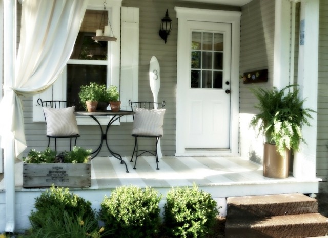 Veranda vintage Stil Streifen weiß beige Teppich romantischer Hauch