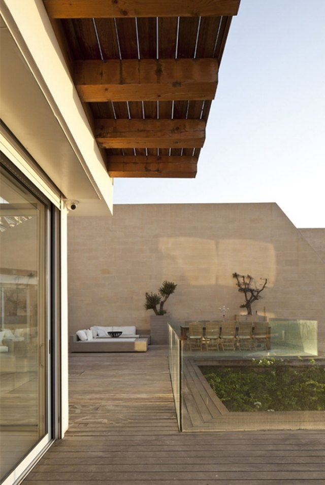 Terrasse mit Vordach-holzverkleidung boden belag ideen für sitzmöbel