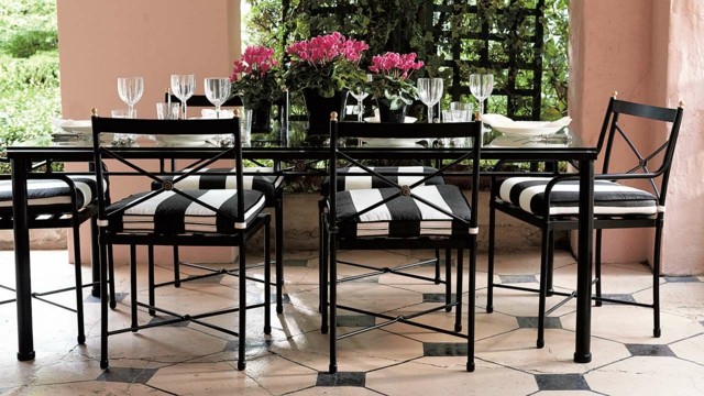 Tisch Holz Stühle frische Blumen klassischer Stil Fliesen Bodenbelag Garten Sichtschutz Spalier