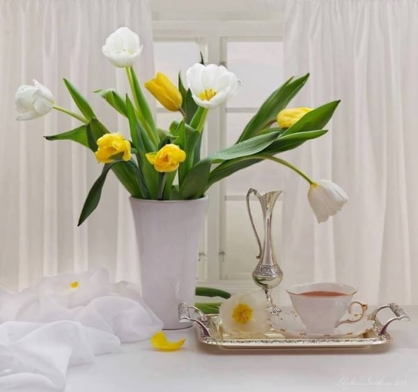 Tulpenstrauß schmuck Frühlingshaft elegante Vase Porzellan