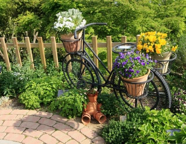 Fahrrad Steinplatten Gartenweg Blumentöpfe ausstellen