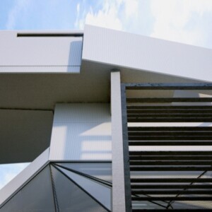 Villa moderne Fassade Beton Stahl Details originelles Design mehrere Baukörper